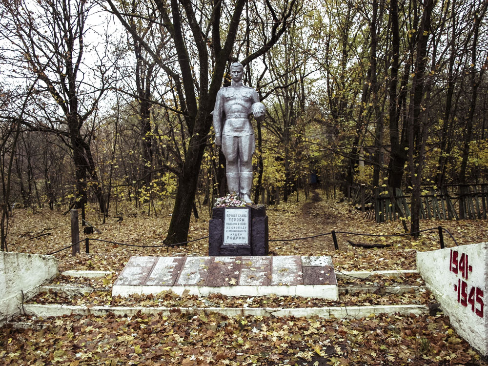 Kindergarten Kopachi - Gedenkstatue Kriegstote WK II